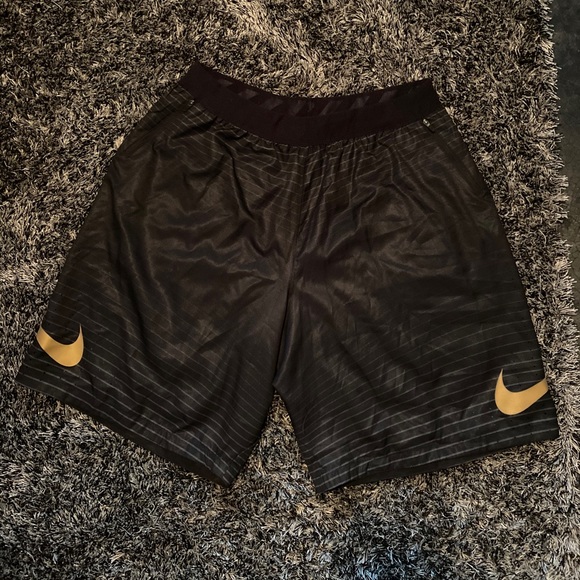 nike shorts with zipper pockets